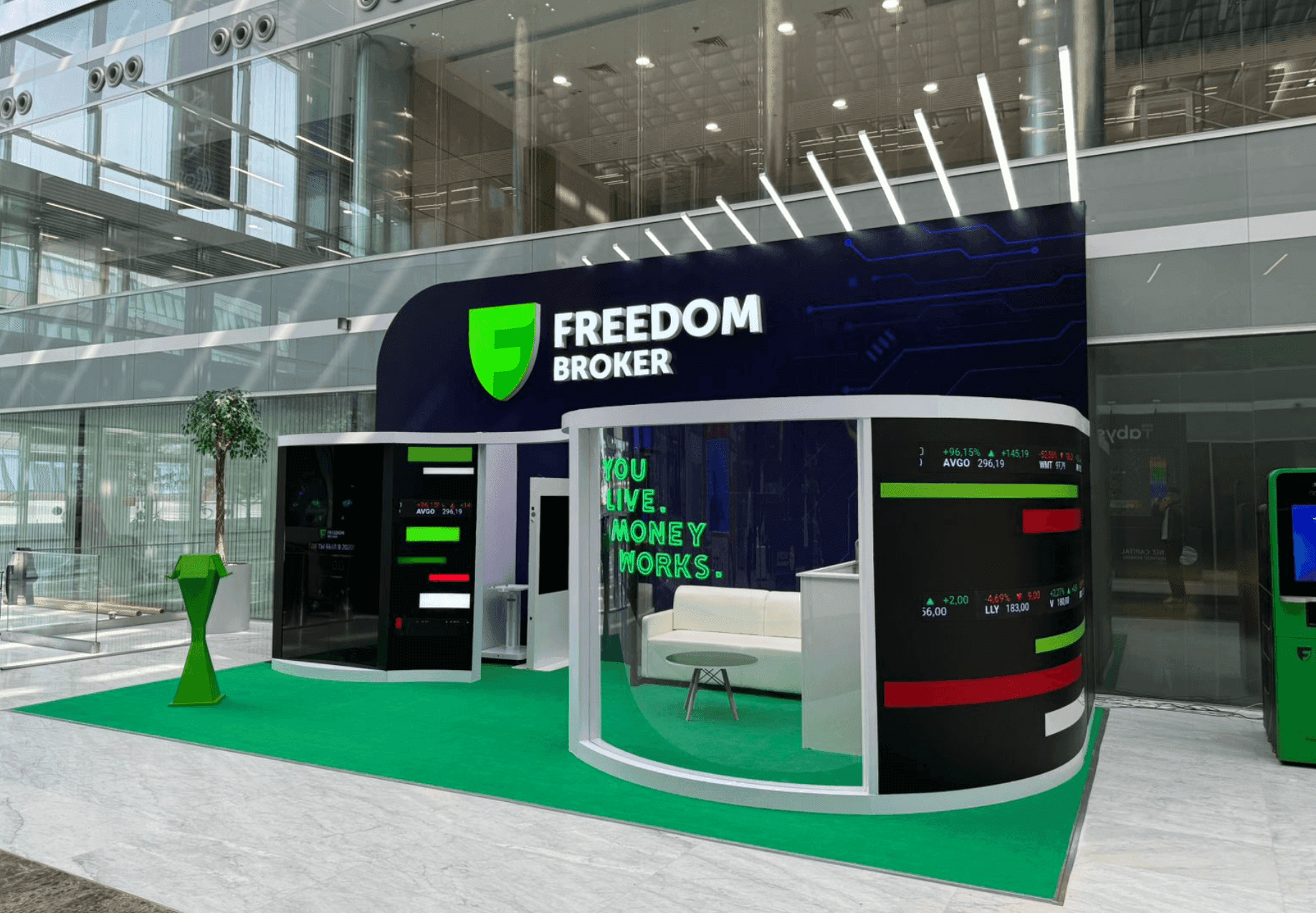 Интерактивный стенд Freedom Broker
